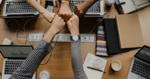 Manos conectadas simbolizando estrategia de linkbuilding