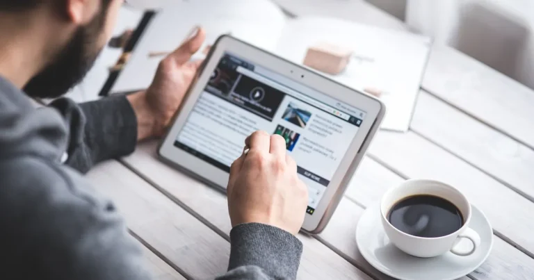 usuario navegando por una web desde su dispositivo (tablet)