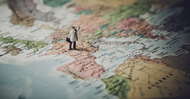Mapa de ubicación y personaje represendo el seo local