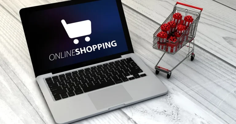 seo para tiendas online o ecommerce, ordenador portátil y carrito de la compra