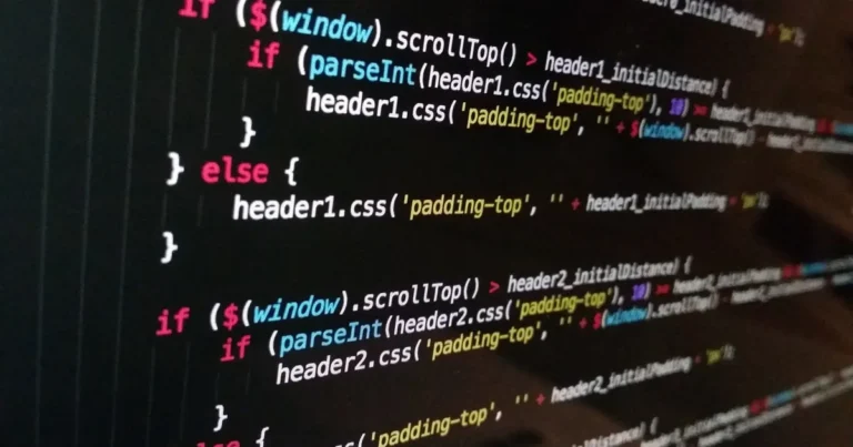 seo técnico y una pantalla con código